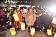 Am 4. November 2017 hat der Startschuss zur Aktion „Timmendorf strahlt“ auf dem Timmendorfer Platz stattgefunden. Hunderte Menschen waren dabei: Zahlreiche Kinder haben zuvor am Laternenumzug teilgenommen. (Foto: René Kleinschmidt)