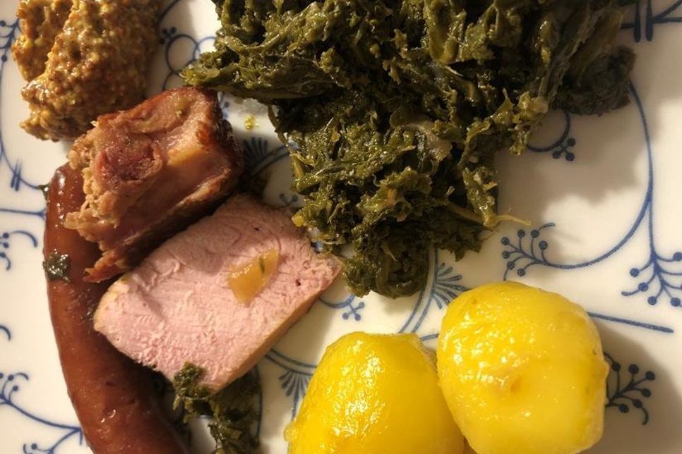 So kennen uns lieben die Norddeutschen ihren Grünkohl: Mit Kassler und Kohlwurst.