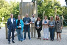 Vorstandsmitglied Lars Nissen (lks.) und Anna Wiatrok, Leiterin Marketing/Kommunikation (re.) mit den glücklichen Empfängerinnen und Empfängern aus Ostholstein von je 3.000 Euro.