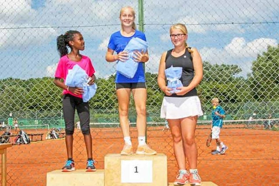 Siegerehrung U 14 weiblich: Siegerin Kim Auerswald (m.) ist mehrfache Landesmeisterin und studiert mit Tennisstipendium in den USA. Auf Platz 2: Noma Noha Akugue (l.), sie wurde 2022 Deutsche Meisterin. 3. Platz: Elisa Heinrich (r.) spielte Nordliga und ist jetzt erfolgreiche Trainerin.