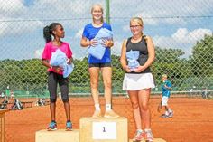 Siegerehrung U 14 weiblich: Siegerin Kim Auerswald (m.) ist mehrfache Landesmeisterin und studiert mit Tennisstipendium in den USA. Auf Platz 2: Noma Noha Akugue (l.), sie wurde 2022 Deutsche Meisterin. 3. Platz: Elisa Heinrich (r.) spielte Nordliga und ist jetzt erfolgreiche Trainerin.