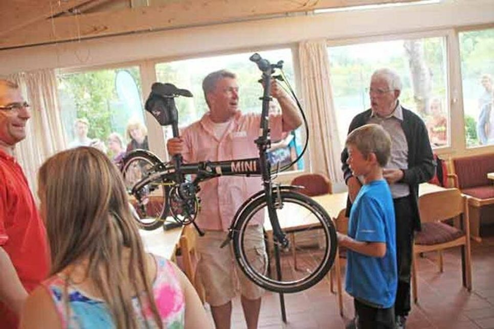 Übergabe des Hauptpreises bei der Siegerehrung.