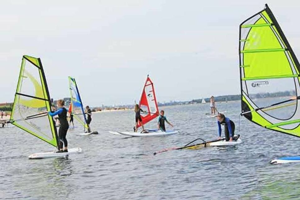 Der Surfkurs beim Tennis & Surf Camp lockte viele Teilnehmer aufs Wasser.