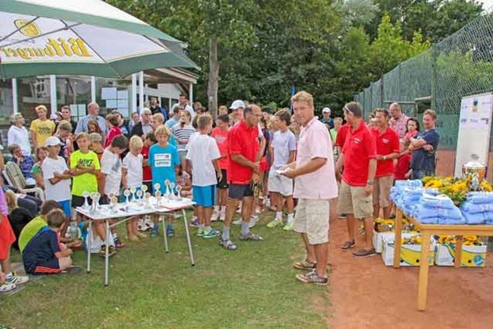 Zahlreiche Zuschauer applaudierten den Sportlern bei der Siegerehrung. Siegerehrung durch Roland Heinrich beim Heikendorfer TC