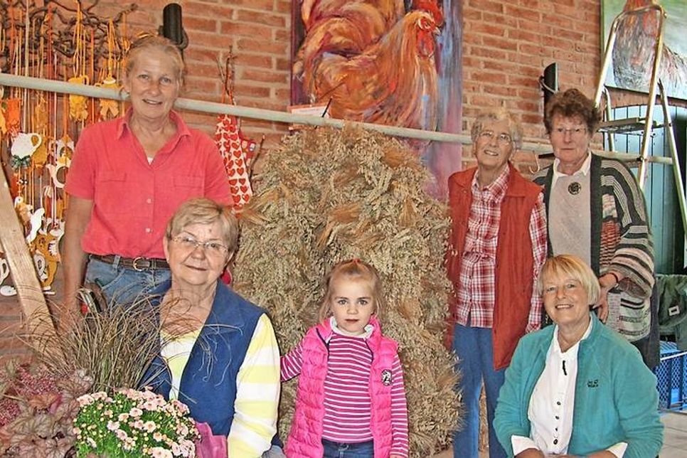 Diese prachtvolle Erntekrone für die Kirche wurde auf dem Ziegelhof von Wiebke Mougin und ihren Helferinnen gebunden. Die Erntekrone ist ein Symbol der Macht und ein Zeichen für Ewigkeit und Unendlichkeit.