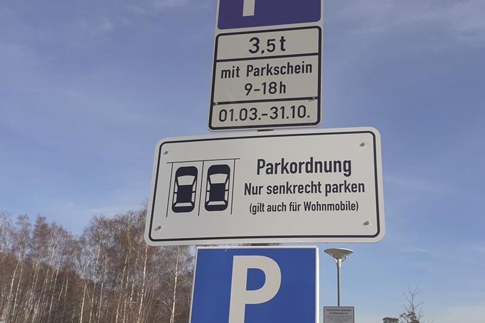 Pelzerhaken. Etwas zum Schmunzeln: Wo kämen wir denn da hin, wenn auf einmal jeder parkt, wie er will. Um dem vorzubeugen gibt es glücklicherweise ein Schild an dem Parkplatz am Surfstrand in Pelzerhaken, das auf richtiges Parkverhalten hinweist. Prinzipiell eine gute Idee, um völligem Parkchaos entgegenzuwirken. Allerdings bleiben noch weitere Fragen offen, wie zum Beispiel: Wie soll waagerechtes Parken überhaupt funktionieren und von wo aus soll man gucken, um die Parkposition zu definieren? Was passiert, wenn man aus Versehen vertikal parkt und kann man eigentlich auch horizontal parken? Vielleicht wäre ein zusätzliches Schild hilfreich, um allen dreidimensional bedingten Missverständnissen vollends entgegenzuwirken. Alternativ kann man sich natürlich auch einfach auf seinen gesunden Menschenverstand verlassen und Rücksicht auf die Nachbarautos nehmen, dann klappts auch mit dem Parken. Vielen Dank an unsere Leserin Kirsten Thieme, die uns dieses Foto geschickt hat. (ko)
