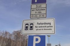 Pelzerhaken. Etwas zum Schmunzeln: Wo kämen wir denn da hin, wenn auf einmal jeder parkt, wie er will. Um dem vorzubeugen gibt es glücklicherweise ein Schild an dem Parkplatz am Surfstrand in Pelzerhaken, das auf richtiges Parkverhalten hinweist. Prinzipiell eine gute Idee, um völligem Parkchaos entgegenzuwirken. Allerdings bleiben noch weitere Fragen offen, wie zum Beispiel: Wie soll waagerechtes Parken überhaupt funktionieren und von wo aus soll man gucken, um die Parkposition zu definieren? Was passiert, wenn man aus Versehen vertikal parkt und kann man eigentlich auch horizontal parken? Vielleicht wäre ein zusätzliches Schild hilfreich, um allen dreidimensional bedingten Missverständnissen vollends entgegenzuwirken. Alternativ kann man sich natürlich auch einfach auf seinen gesunden Menschenverstand verlassen und Rücksicht auf die Nachbarautos nehmen, dann klappts auch mit dem Parken. Vielen Dank an unsere Leserin Kirsten Thieme, die uns dieses Foto geschickt hat. (ko)