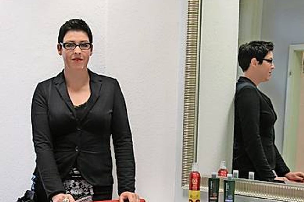 Janin Stankewitz, die Fachfrau für trendige Schnitte und farbenfrohes Haar.