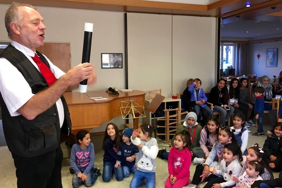 Zauberer John Merlin zieht Kinder und Erwachsene in seinen Bann.