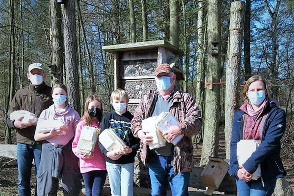 Ende März übergab der Hegering IV der Grundschule Seekrug/ Gemeinde Giekau 10 neue Nistkastenbausätze.