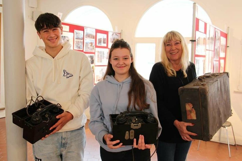 Ole Günsoy (15) und Mia Horn (14) waren bereits bei der Gedenkfeier anlässlich des 78. Jahrestages der Cap-Arcona-Katastrophe am 3. Mai beteiligt und engagieren sich nun bei der Gestaltung der Ausstellung. Die Künstlerin Sonja Knoop unterstützt die Jugendlichen bei diesem Vorhaben.