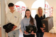 Ole Günsoy (15) und Mia Horn (14) waren bereits bei der Gedenkfeier anlässlich des 78. Jahrestages der Cap-Arcona-Katastrophe am 3. Mai beteiligt und engagieren sich nun bei der Gestaltung der Ausstellung. Die Künstlerin Sonja Knoop unterstützt die Jugendlichen bei diesem Vorhaben.