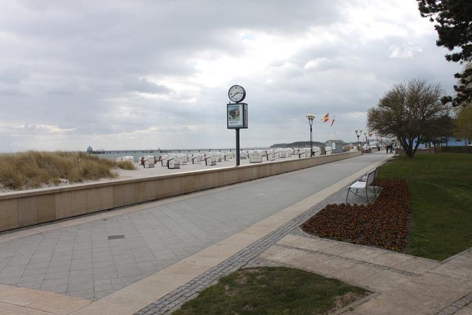 Grömitz im Dornröschenschlaf: Normalerweise wäre die Promenade am frühen Nachmittag ein lebendiger Ort.