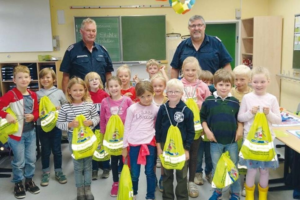 Stolz zeigen einige Timmendorfer Erstklässler der Klasse 1a ihre hell leuchtenden, gefüllten Turnbeutel.
