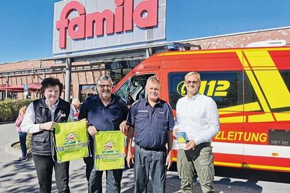 Gemeindewehrführer Thomas Scharbau und Brandschutzerzieher Jan Jedack (2.v. re.) danken famila-Warenhausleiterin Margret Apel und Bezirkskommissar Christoph Kressin von der Provinzial für die Unterstützung.
