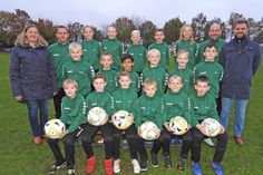 Perfekt ausgestattet: Von der Tischlerei Mielke gab es einen Satz Trainingsanzüge für die E-Jugendmannschaft.