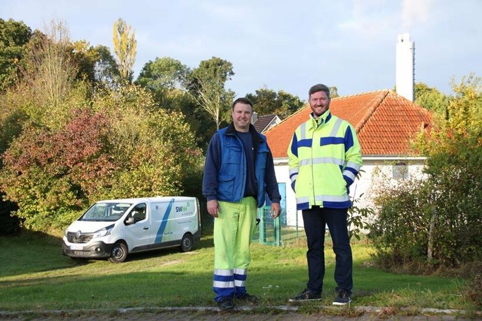 Lars Arne Beilfuß (re.) und Robert Pasewald vor dem Blockheizkraftwerk in Pelzerhaken.