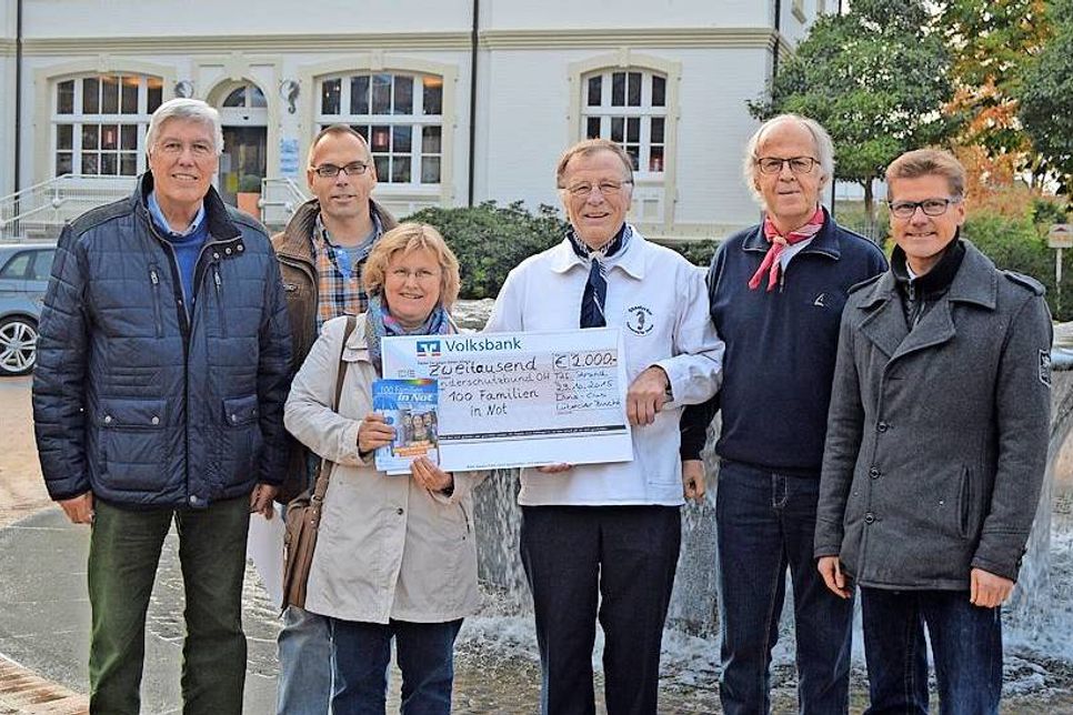 Im Beisein von Peter Danzeglocke (hintere Reihe, v.l.) und Heinz-Jörg Stieglietz (beide Lions-Club), Chorleiter Henning Rabe sowie Timmendorfs Tourismuschef Joachim Nitz übergibt Dietrich Fritz, 1. Vorsitzender des Shantychors Timmendorfer Strand, den symbolischen Spendenscheck an die 1. Vorsitzende des Kinderschutzbundes, Mechthild Piechulla.