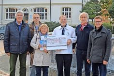 Im Beisein von Peter Danzeglocke (hintere Reihe, v.l.) und Heinz-Jörg Stieglietz (beide Lions-Club), Chorleiter Henning Rabe sowie Timmendorfs Tourismuschef Joachim Nitz übergibt Dietrich Fritz, 1. Vorsitzender des Shantychors Timmendorfer Strand, den symbolischen Spendenscheck an die 1. Vorsitzende des Kinderschutzbundes, Mechthild Piechulla.