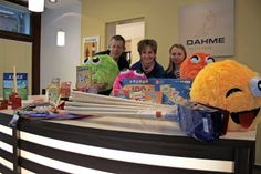 Eine schöne Anhäufung von Spielsachen. Arne Puck, Ulrike Dallmann und Josefine Krause (v. lks.) zeigen, was mit der Spende alles angeschafft werden konnte.