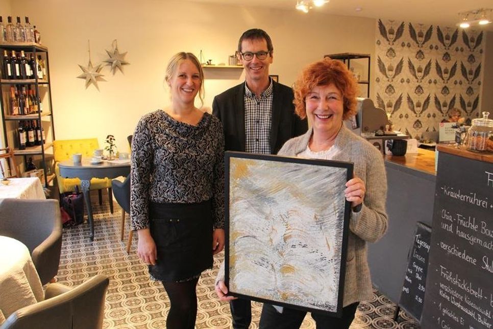 Edda David (re.) freut sich mit Henning Reimann und Meike Brock auf viele Mitbieter bei der Auktionswoche.