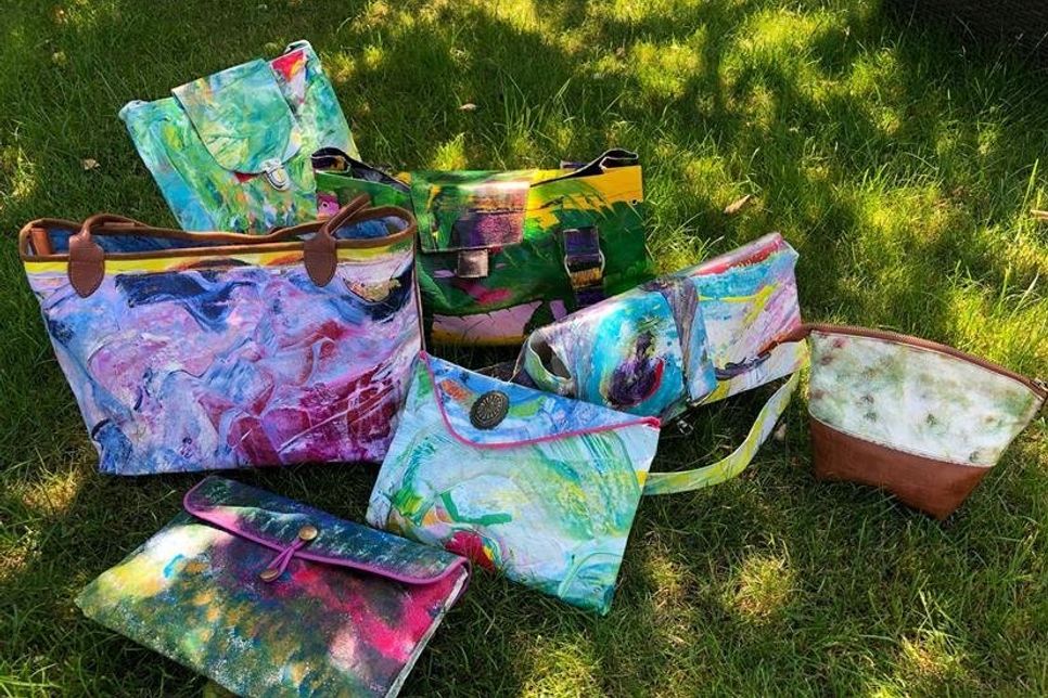 Aus einigen Acryltaschen hat Edda David Handtaschen gefertigt, die nächste Woche auch unter den Hammer kommen sollen.