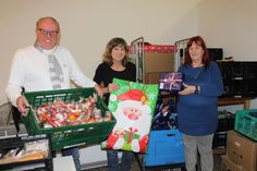 Michael Ahrens, Verena Treppe und Gabriela Nellies (v. lks.) beim Sortieren der Geschenke.