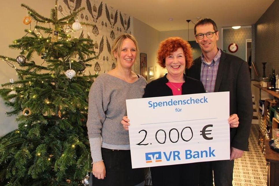 Symbolische Scheckübergabe mit Meike Brock, Edda David und Henning Reimann (v. lks.)