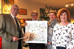 Jajo Oosting mit provisorischem Auktionshammer, Carola Bensel und Ulrike Kohlmorgen vom Kinderschutzbund sowie die Künstlerin und Initiatorin Edda David (v. lks.).