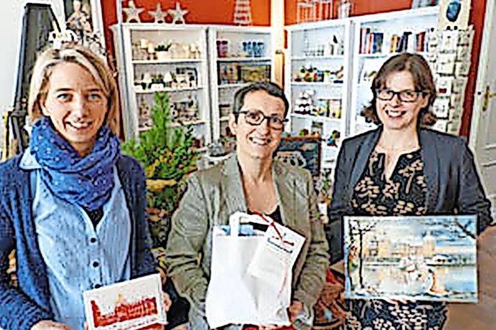 Weihnachtszauberland im Schloss: Ramona Kuhn, Petra Döhring und Dr. Friederike von Cossel laden in ihren "Adventsladen" ein.