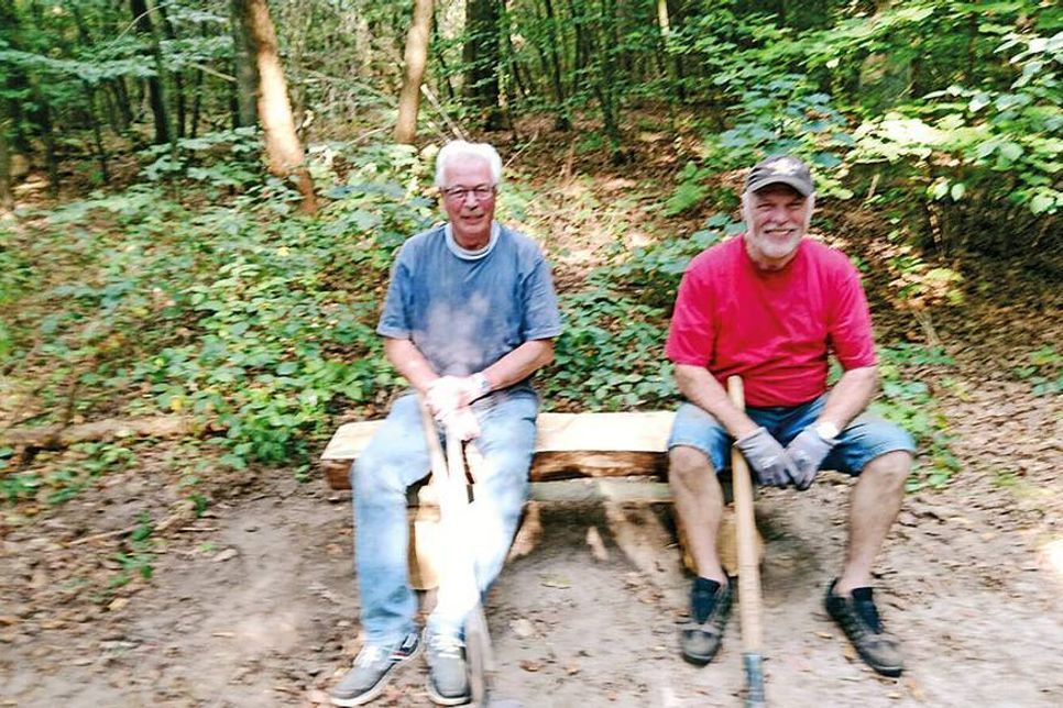 ... Norbert Dabelstein (l.) und Ralf Hicken mit Unterstützung weiterer Helfer jetzt im Pansdorfer Wald aufgestellt. (Fotos: hfr)