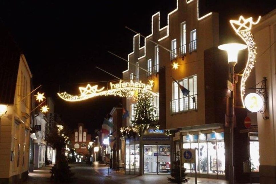 Neustadt. Ausgestattet mit der neuen Winterbeleuchtung „Winterschöne hafenheimat“, die bereits die ersten Straßenzüge ziert, kämpft Neustadt beim bundesweiten Städtevergleich um den Titel „Best Christmas City“ (der reporter berichtete). Noch bis zum 9. Januar um 16 Uhr können alle ab 18 Jahren unter: www.bestchristmascity.de/Neustadt-in-Holstein voten. Jede Stimme zählt. (inu)