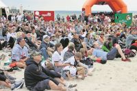 14. Juni: Start der Fußball-WM. In der Strand-Arena in Grömitz verfolgen hunderte Fans die Spiele und fiebern mit.
