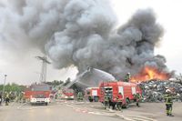 14. August: Großfeuer bei Milon in Lensahn. Löschfahrzeuge aus ganz Ostholstein sind mit 180 Mann im Einsatz.