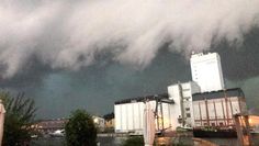 9. August: Eine Gewitterfront bringt Sturm, Regen, Blitz und Donner sowie spektakuläre Wolkenformationen.
