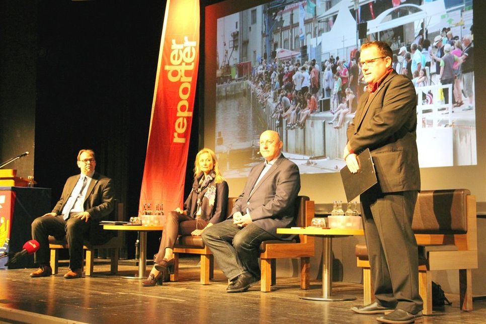 5. Februar: Drei Bürgermeisterkandidaten für Neustadt präsentieren sich bei einer großen Infoveranstaltung im Theatersaal. Das Video wird vom reporter live gestreamt und erreicht rund 30.000 Menschen.