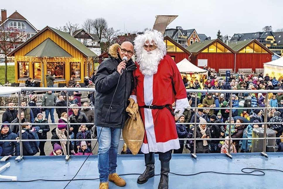 Moderator und DJ René Kleinschmidt mit dem Weihnachtsmann. (Foto: Torsten Vollbrecht)