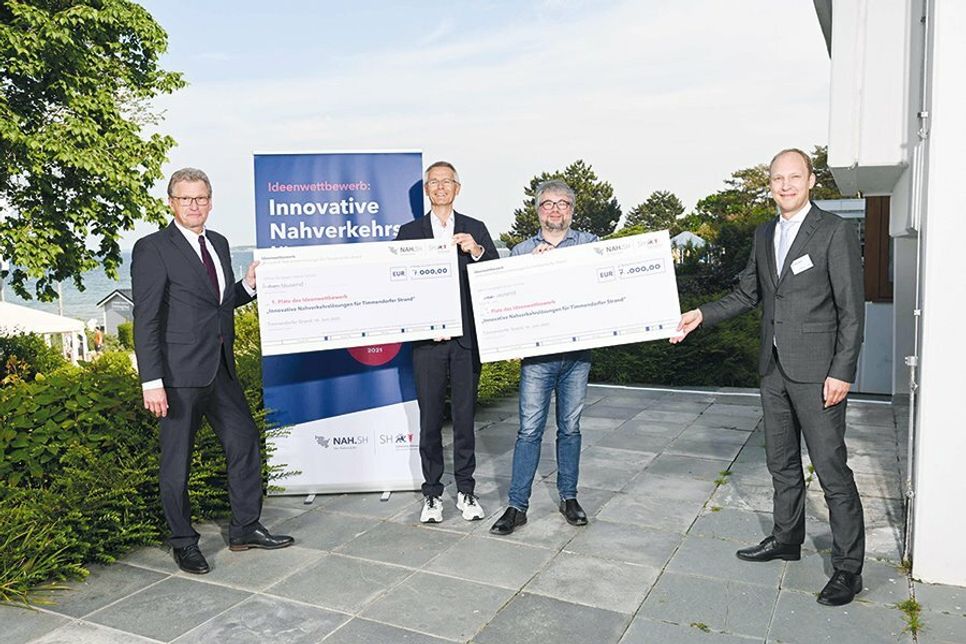 Nach der Siegerehrung stellten sich die Sieger des Ideenwettbewerbs mit Minister Dr. Bernd Buchholz (links) zum Foto auf: Thomas König von der Firma Tricon (2.v.li.) sowie Sebastian Lopitz vom Lübecker Büro BCS und NAH.SH-Geschäftsführer Arne Beck (rechts).