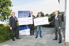 Nach der Siegerehrung stellten sich die Sieger des Ideenwettbewerbs mit Minister Dr. Bernd Buchholz (links) zum Foto auf: Thomas König von der Firma Tricon (2.v.li.) sowie Sebastian Lopitz vom Lübecker Büro BCS und NAH.SH-Geschäftsführer Arne Beck (rechts).