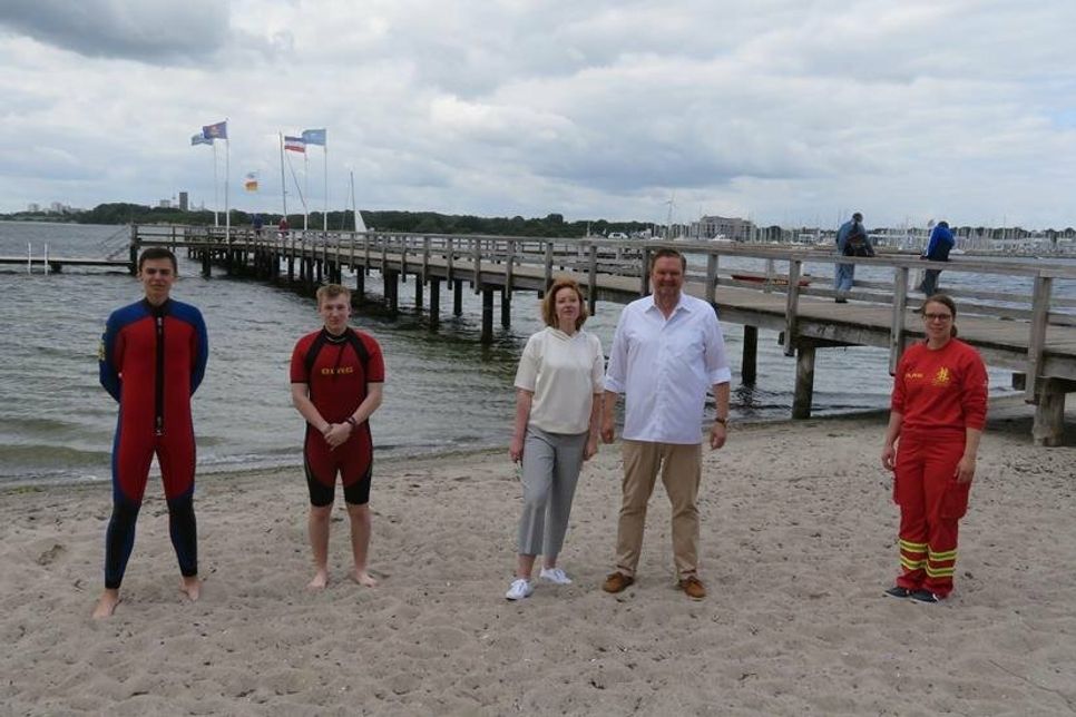 Die Rettungsschwimmer Noel Seefeldt und Lasse Stumpf mit den Spendern Petra und Christian Hildebrandt sowie der Technischen Leiterin Einsatz Frederike Block am Strandbad in Neustadt (v. lks.).