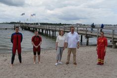 Die Rettungsschwimmer Noel Seefeldt und Lasse Stumpf mit den Spendern Petra und Christian Hildebrandt sowie der Technischen Leiterin Einsatz Frederike Block am Strandbad in Neustadt (v. lks.).