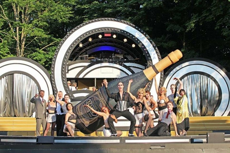 Happy New Year! Im Kit-Kat-Club wird der Jahreswechsel gebührend gefeiert - mit einem „Chateaux Behnk“ aus Eutin und dem Musical „Cabaret“ starten die Eutiner Festspiele am Freitag in die Saison. Sie entführen ihr Publikum in die Goldenen Zwanziger, aber schon da zeichnet sich die dunkle Zukunft ab