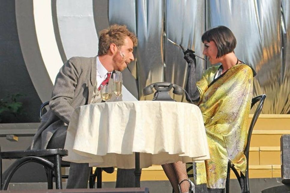 er mittellose Schriftsteller Clifford Bradshaw (Julian Culemann) verliebt sich in die Cabaret-Tänzerin Sally Bowles (Jasmin Eberl)