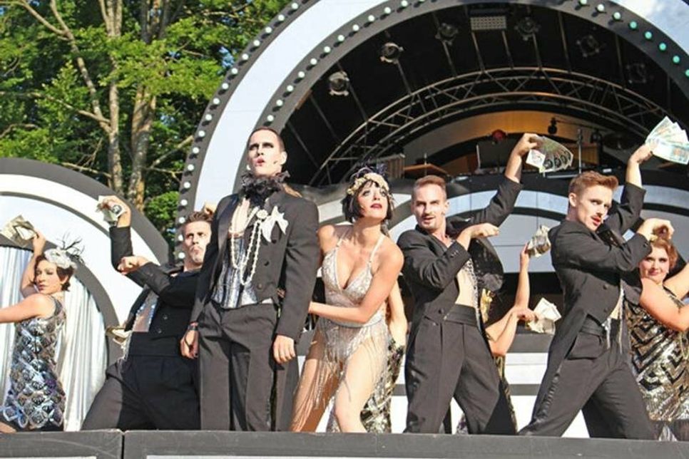 „Money” ist eine der großen „Cabaret“-Shownummern von Sally Bowles (Jasmin Eberl) und dem Conférencier (Oliver Urbanski) mit den Kit-Kat-Girls und -Boys