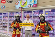 Die Freiwillige Feuerwehr Scharbeutz und die REWE-Marktleitung freuen sich über den Verkaufsstart der Stickeralbum-Aktion zu Gunsten der Feuerwehr.