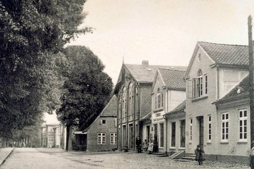 Um 1900: Laden Braasch mit alter Fassade – links Hotel Lensahn, rechts Laden Hamann.