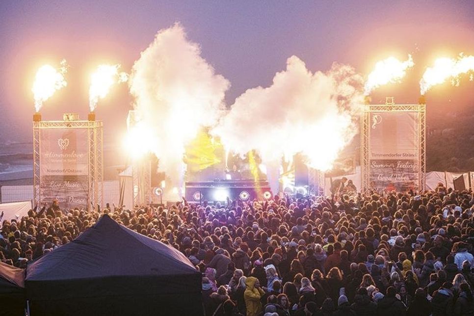 Super-Stimmung herrschte auch im vergangenen Jahr beim Niendorfer Strandkonzert mit dem bekannten DJ „Alle Farben“.