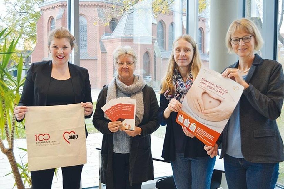 Stellten das neue Beratungsangebot im Rathaus vor (v.l.): Bürgermeisterin Julia Samtleben, Beraterinnen Karin Gernhöfer und Sylvia Labod sowie Stockelsorfs Gleichstellungsbeauftragte Gudrun Dietrich.
