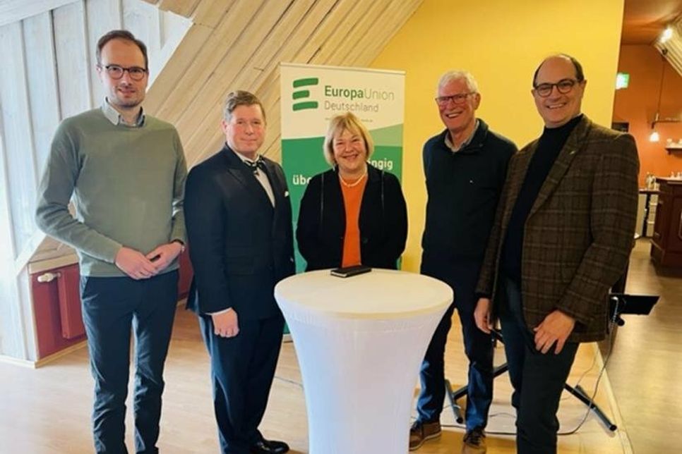 Der neue Vorstand der Europa-Union Neustadt mit seinen Gästen: Schriftführer Daniel Ehmke, Kreisvorsitzender Mirko Schönfeldt, Bundestagsabgeordnete Bettina Hagedorn, Vorsitzender Uwe Muchow und Kassenwart Stefan Frahm.