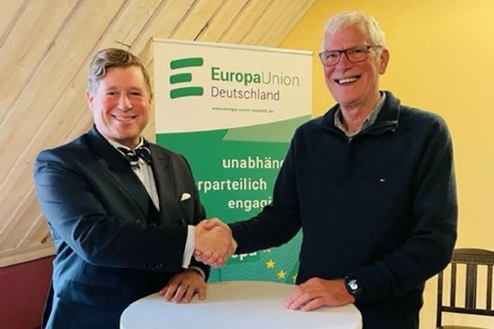 Der Kreisvorsitzende Mirko Schönfeldt (lks.) gratulierte Uwe Muchow zur neuen Aufgabe.